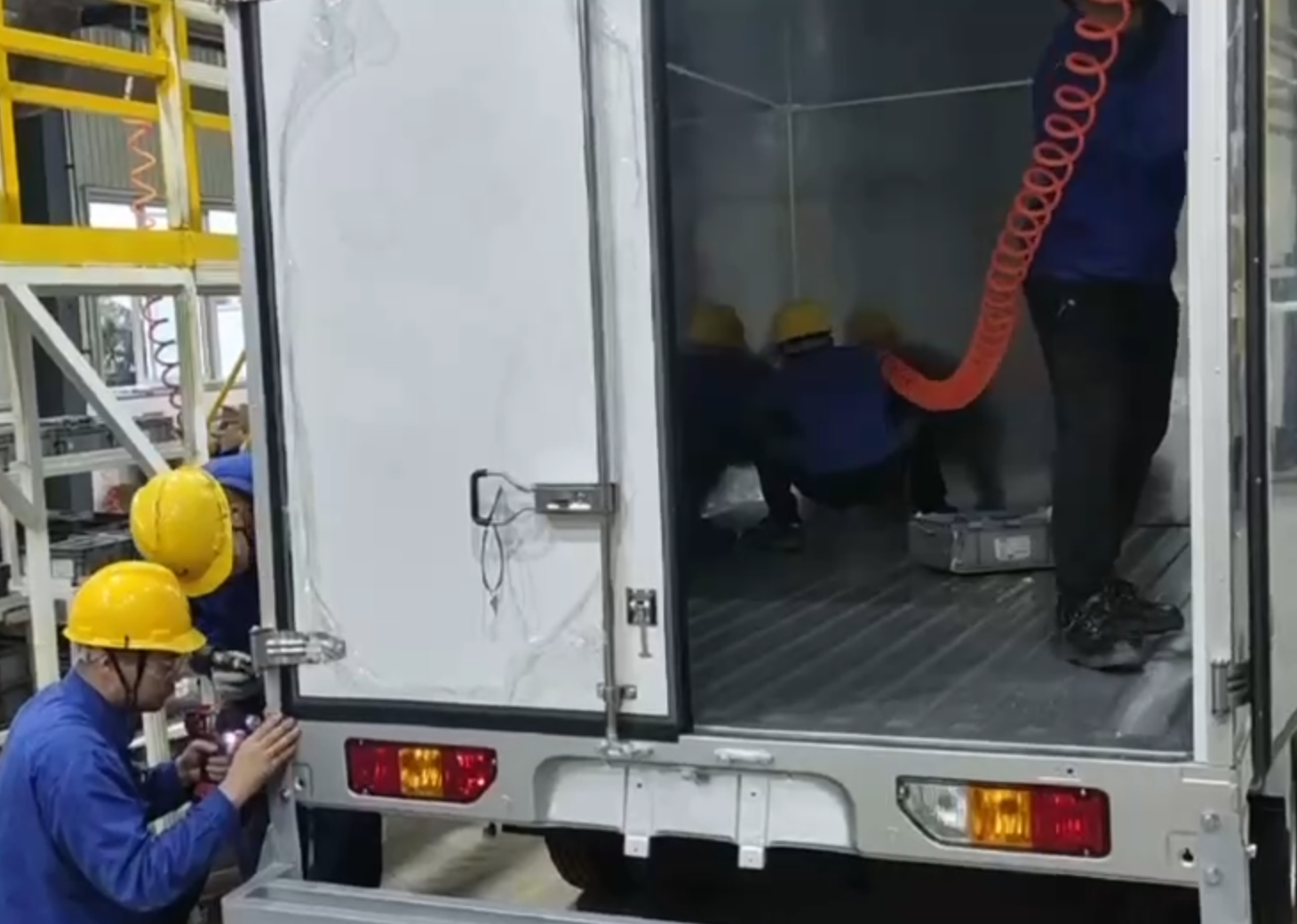 Blind Rivet technologija: lengvos krovininės dėžės korio plokštės mazgo kertinis akmuo
